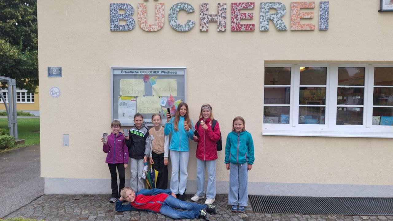 Kinder vor der Bibliothek