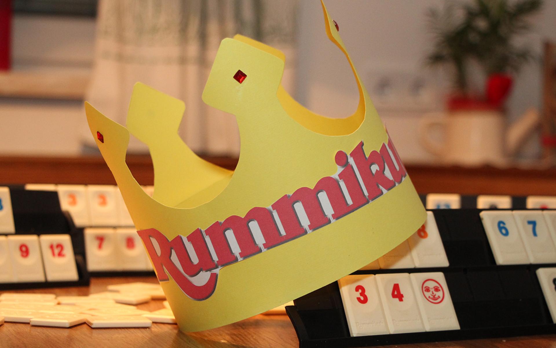 gelbe Krone mit Rummikub-Steinen