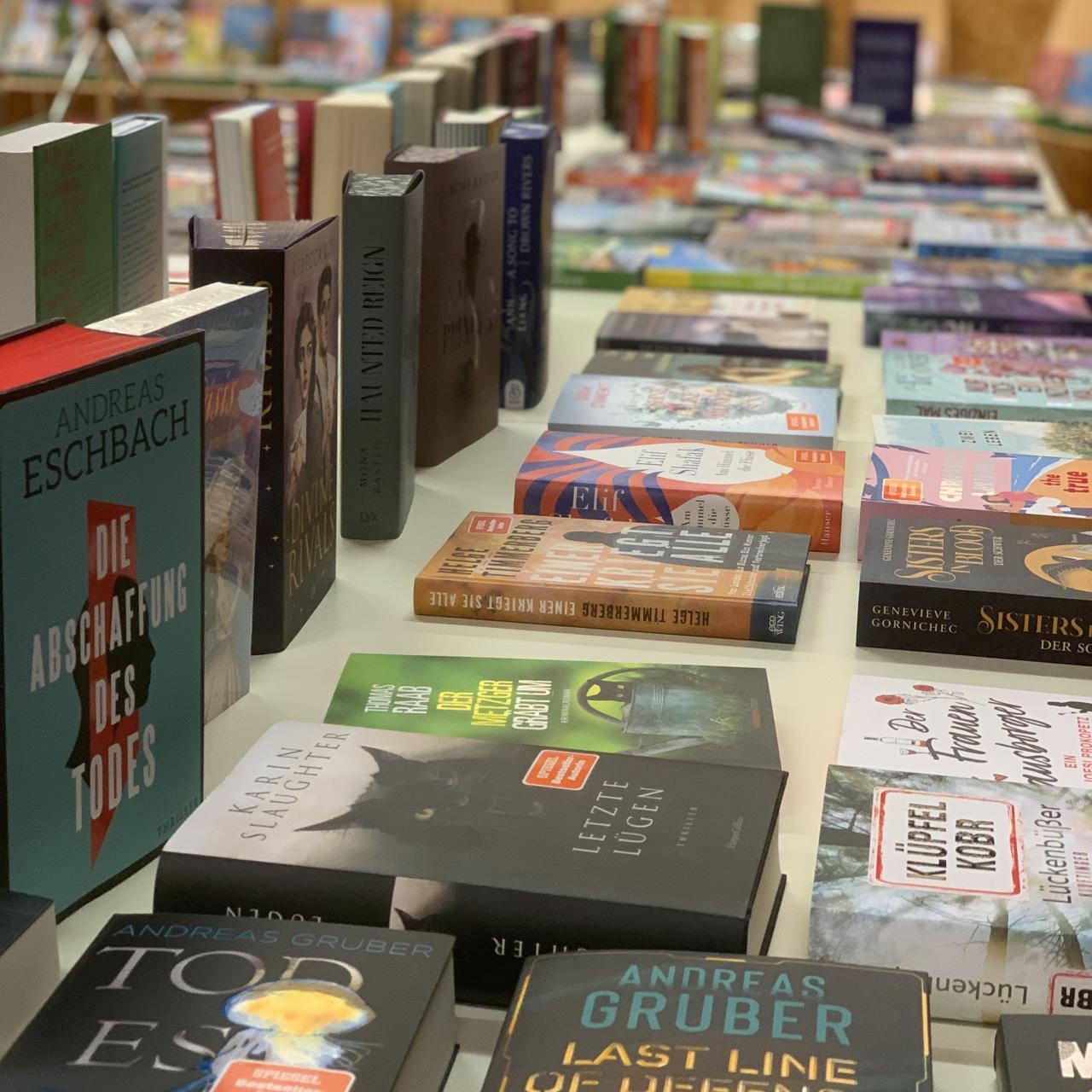 Buchreihen auf Tisch