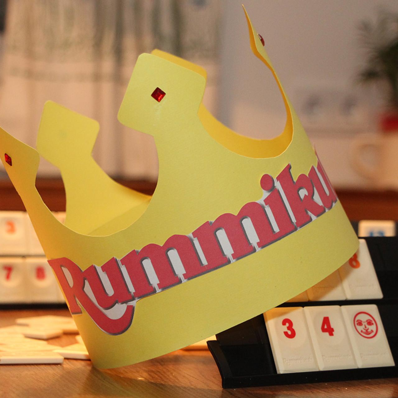 gelbe Krone mit Rummikub-Steinen